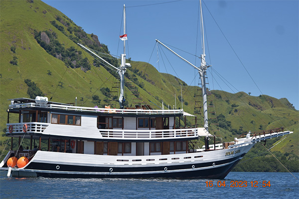 gallery komodo boat charter oke (22)